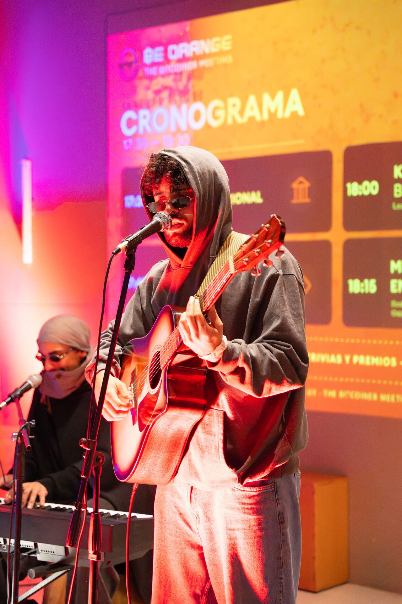 Música en vivo bajo luces cálidas en Be Orange.
