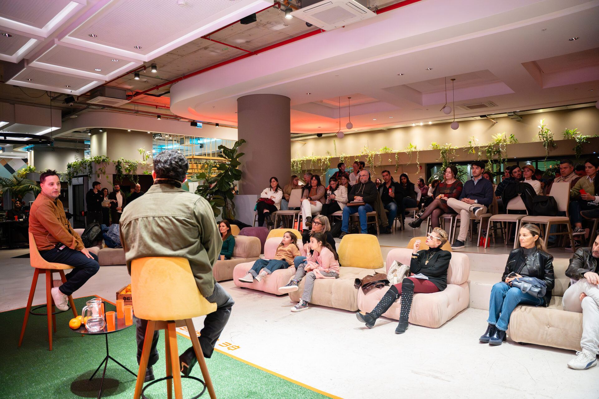 La sala de Be Orange con el público durante una charla.