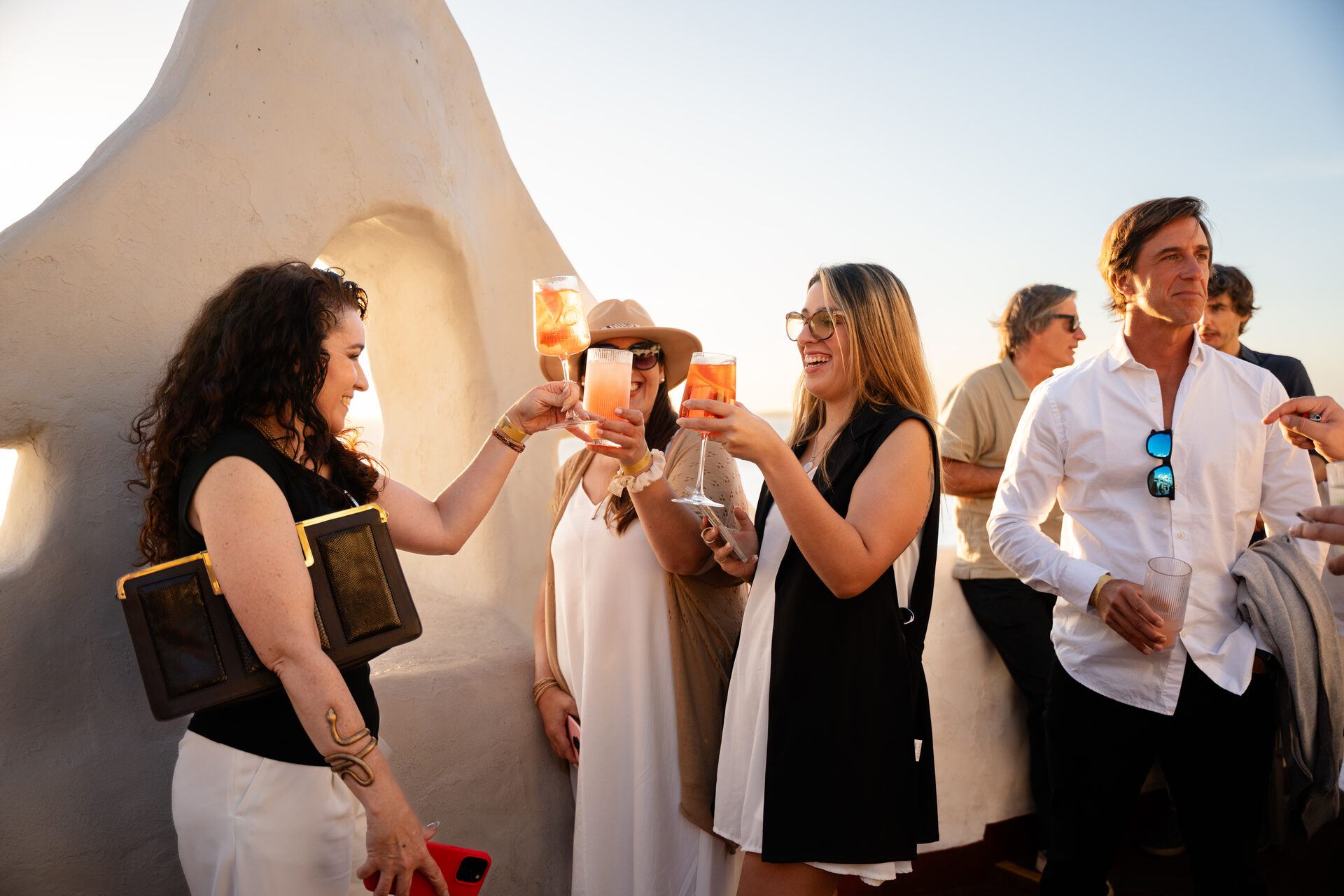 Brindis entre asistentes en la terraza de Casapueblo.